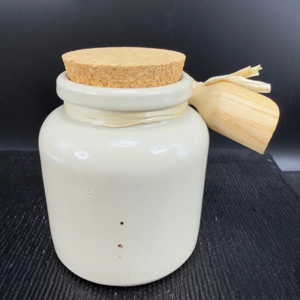 IL Boschetto Italy Ceramic Spice Jar with Cork Lid and‎ Wooden Scoop Cream White